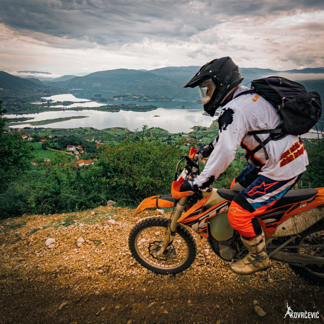 Endurofahrer auf steinigem Weg in Bosnien