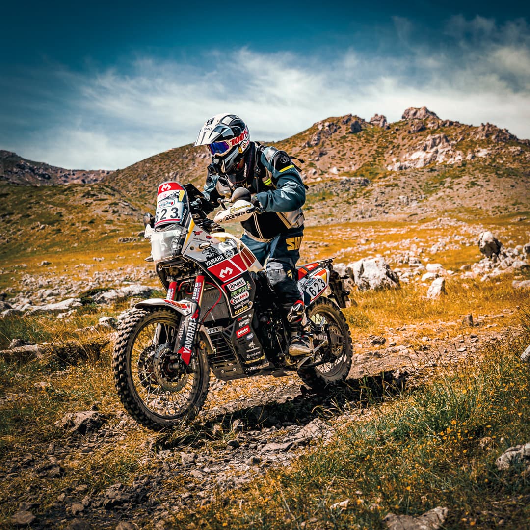 Endurofahrer auf steinigem Weg in Bosnien